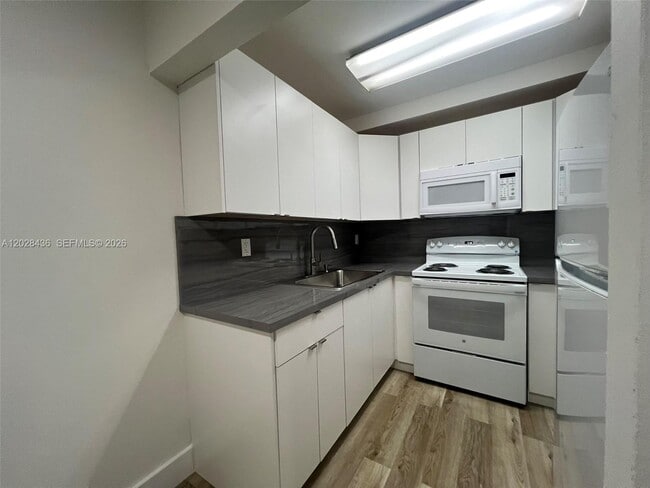 Building Photo - 5644 W 25th Ct
