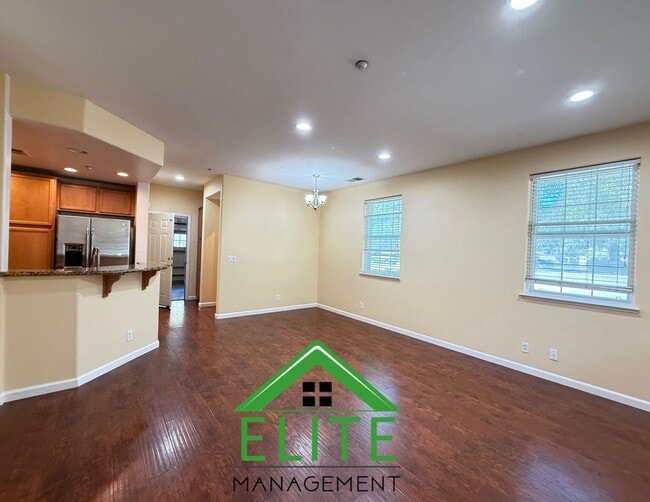 Building Photo - **Spacious and Updated Townhome in Desirab...