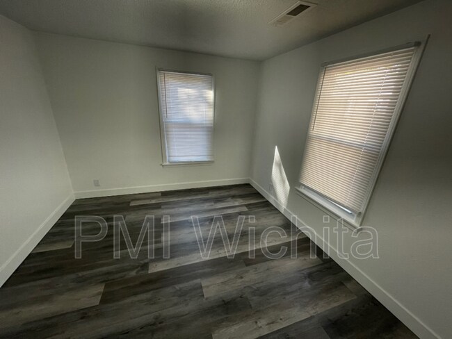 Foto del edificio - 208 N Ash St