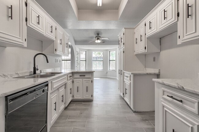 Building Photo - Spacious family home in a great neighborhood
