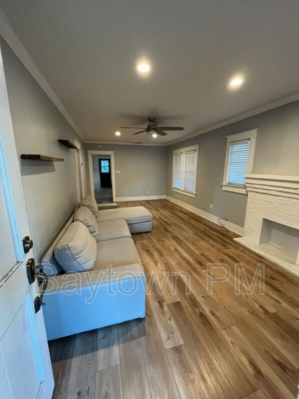 Foto del edificio - 203 W Haya St