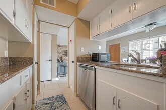 Building Photo - 2101 Fountain View Dr