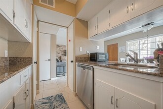 Building Photo - 2101 Fountain View Dr