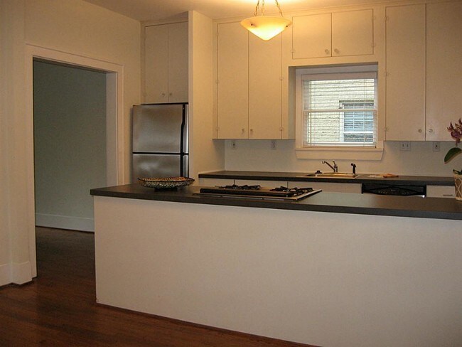 Building Photo - 1737 Albans Rd