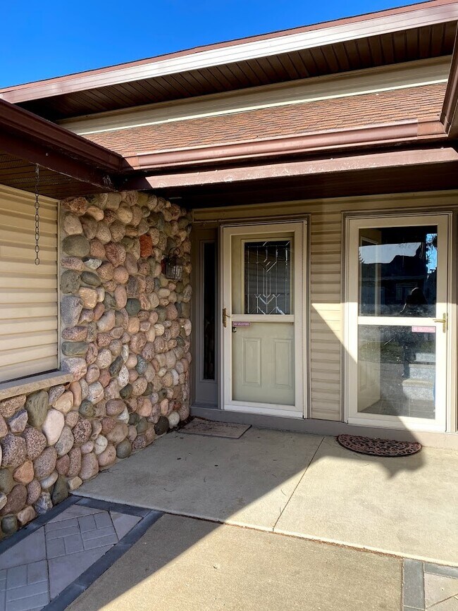 Puerta principal - 619 Wellington Dr