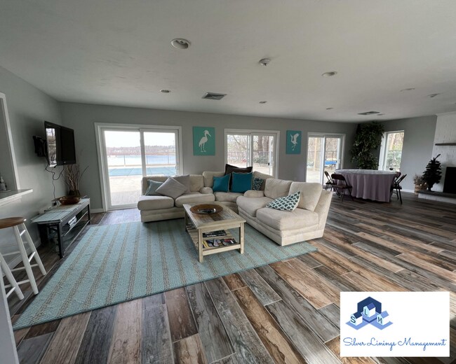 Building Photo - Massive lake front condo with tons of amen...