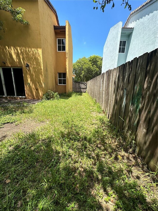 Building Photo - 855 SW 6th Ct