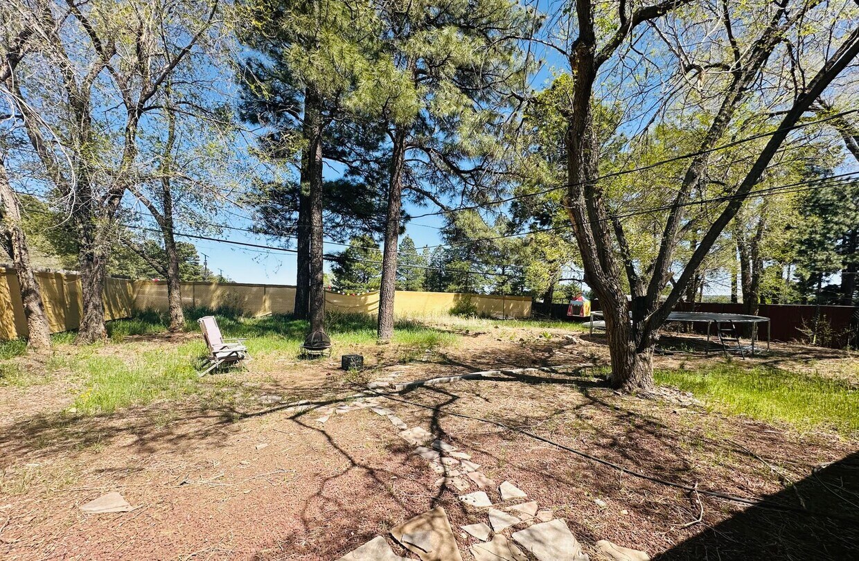 Building Photo - Cute Upper Greenlaw home!