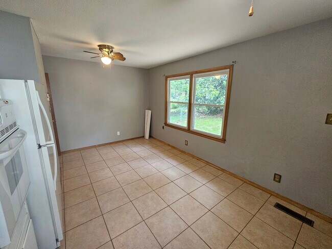 Building Photo - 1725 S Forest Dr