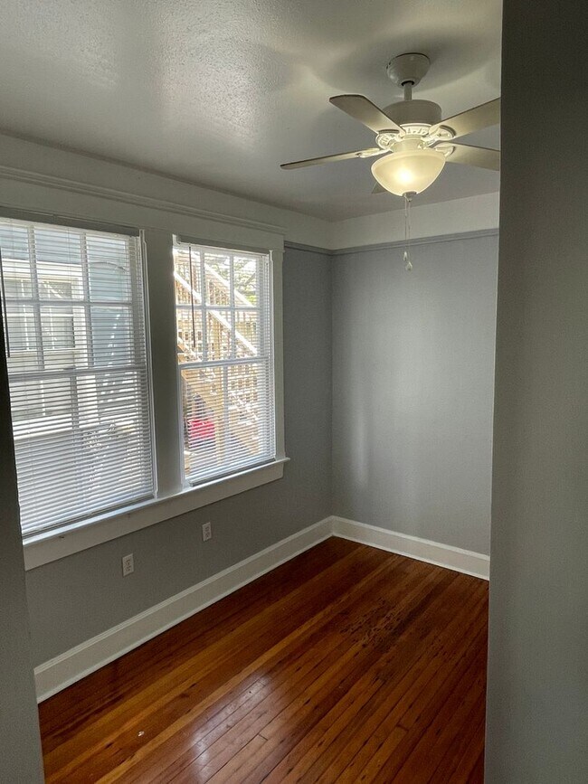 Foto del edificio - 1BD/2BA, 1/2 block off Carrollton Ave.