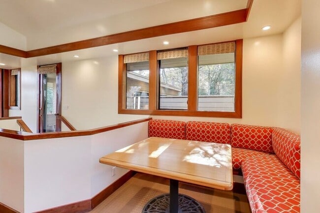 Foto del edificio - 28 Meadow Rd