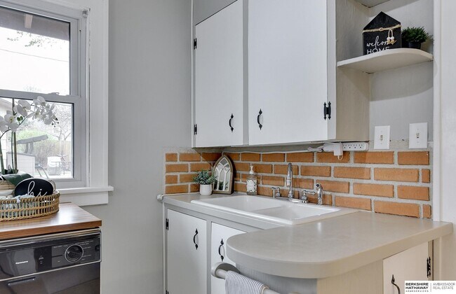 Building Photo - 4667 Poppleton Ave