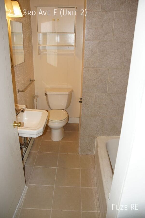 Building Photo - 218 3rd Ave E