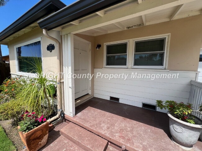 Building Photo - AVAILABLE OCTOBER- Charming Shell Beach Home - 2 Bed / 1 Bath