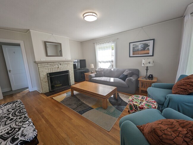 Sala de estar con ventanal - 1544 Southeast Tolman Street