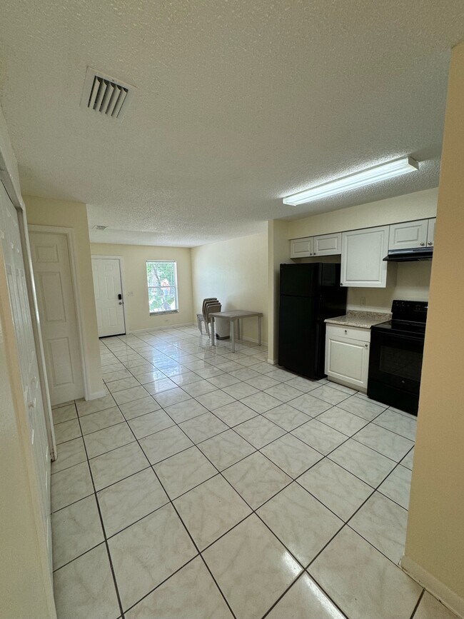 Cocina y sala de estar - 1411 E 109th Ave