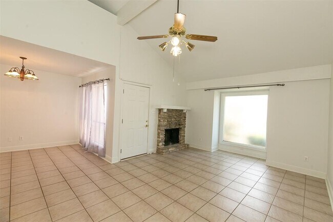 Building Photo - 1215 Hi Stirrup