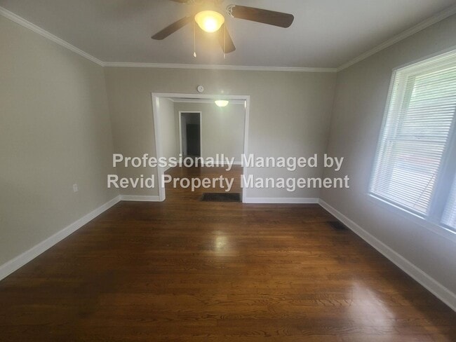 Building Photo - Spacious 3 Bedroom Close to the University...