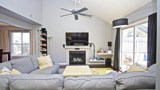 Foto del edificio - 23 Maplecrest Drive