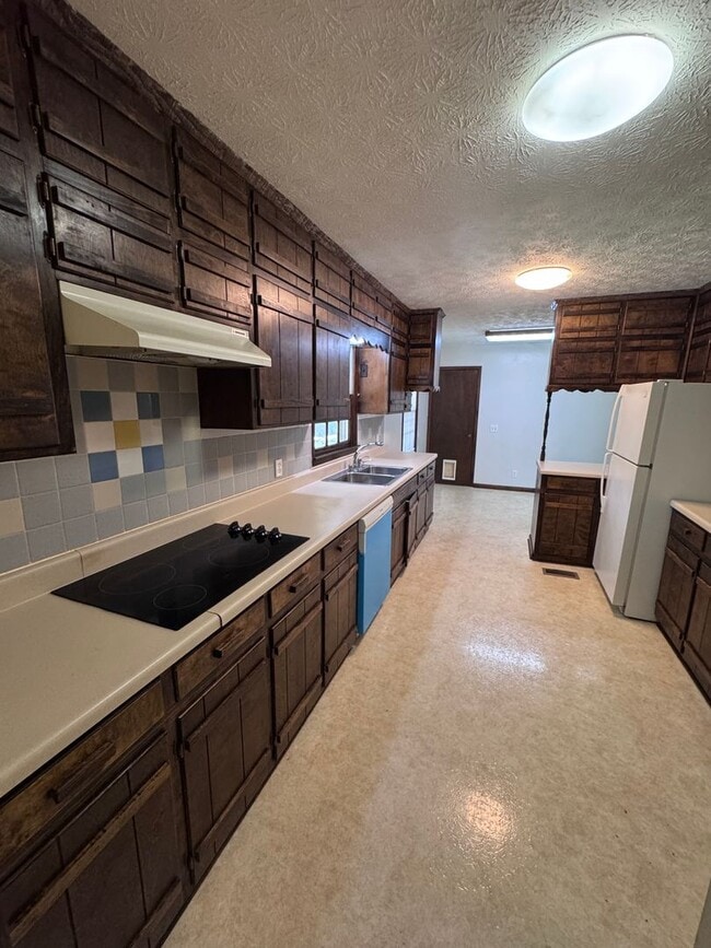 Building Photo - 880 Locke Dr