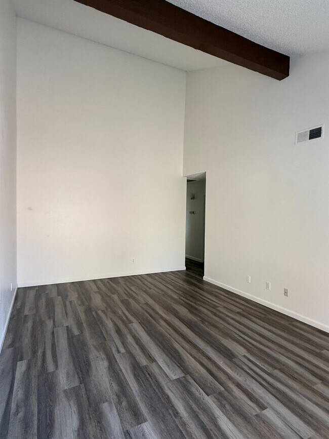 Foto del edificio - 5965 E Shields Ave