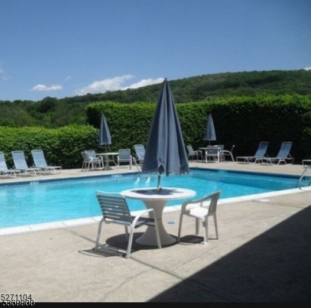 Foto del edificio - 409 Spruce Hills Dr
