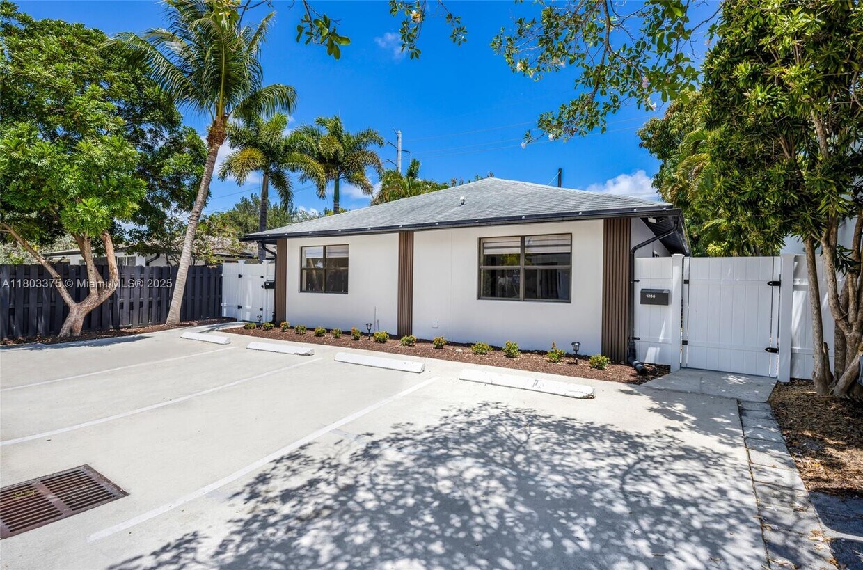 Foto principal - 1236 NE 12th Ave