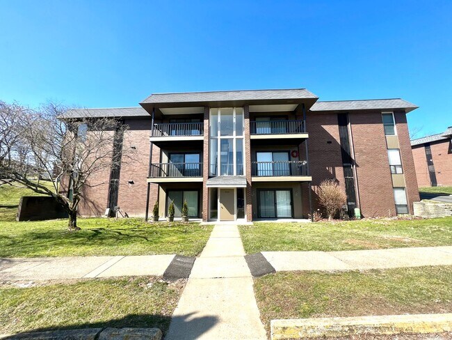 Building Photo - Moon Township- Updated 1 bedroom 1 Bathroo...