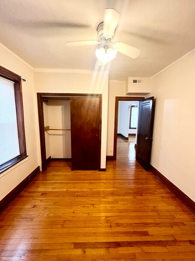 Foto del edificio - 2320 N Leclaire Ave