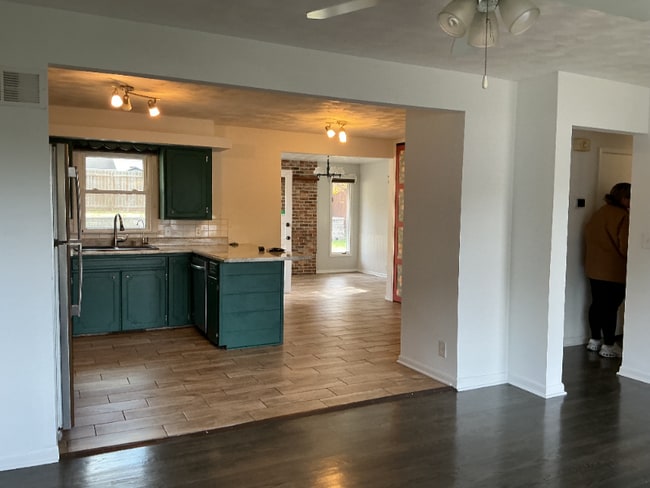 Building Photo - 127 Wesgaye St