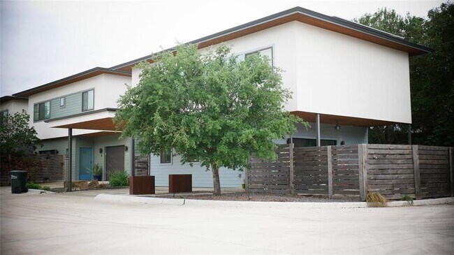 Foto del edificio - 2101 Montopolis Dr