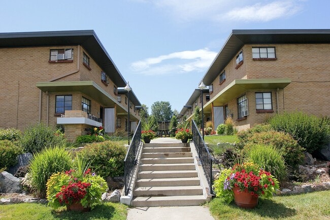 Building Photo - Townhomes at Two Creeks