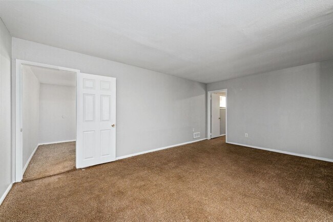 Foto del edificio - AVAILABLE NOW! 5 Bedrooms, 2 Bathrooms in ...