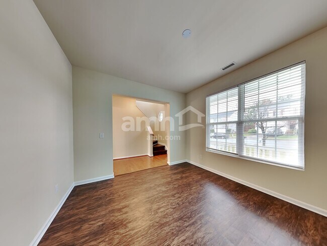 Foto del edificio - 3012 Cardinal Lake Dr