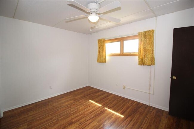 Bedroom22 - 122 Rivermont Ct