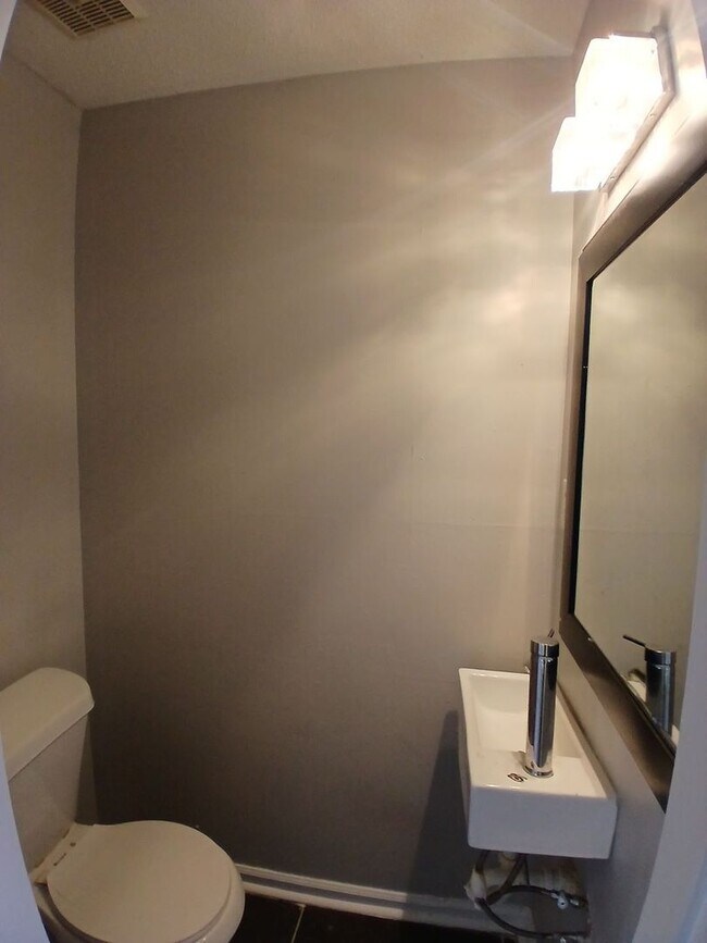 Foto del edificio - Updated 2 Bedroom 1.5 Bath Townhome