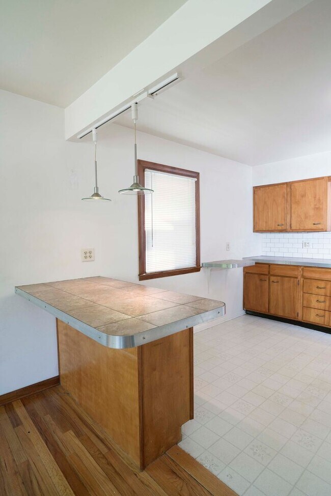 Foto del edificio - AVAILABLE NOW - Fully Updated 4 Bed / 2 Bath in Gladstone – Open Floor Plan + Large Fenced Yard!
