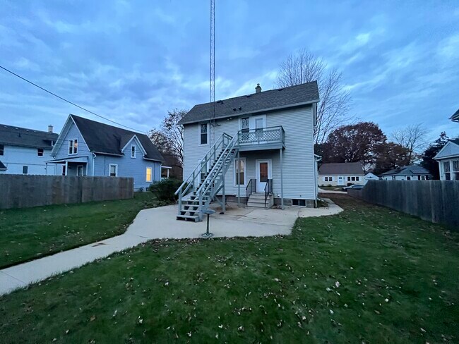 Building Photo - 722 N 6th St