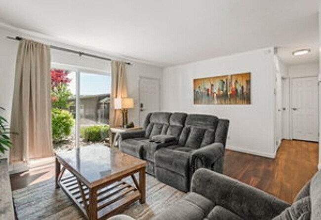 Foto del edificio - FULLY FURNISHED home available now.