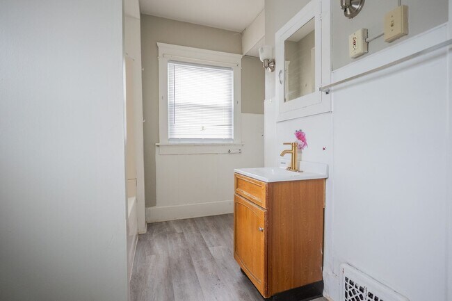 Building Photo - 1022 19th St NW