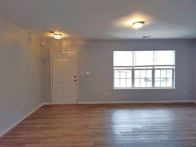 Foto del edificio - Pristine 2 Story townhome located in the Bennington Place Community!