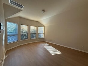 Building Photo - 633 Peregrine Way