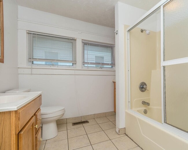 Building Photo - 804 E 11th St