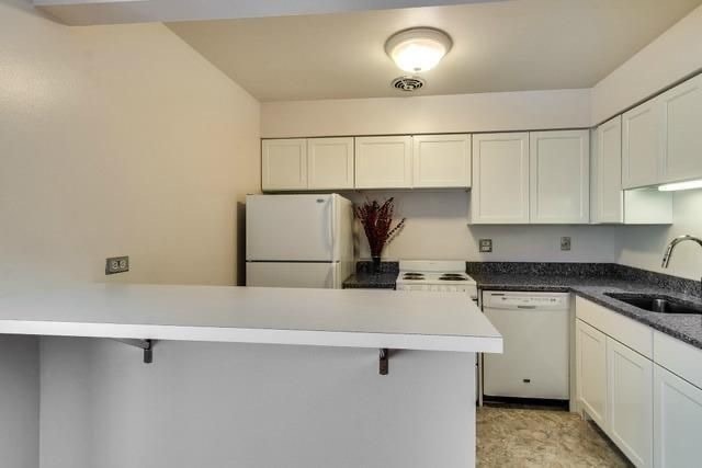 Building Photo - 420 W Aldine Ave