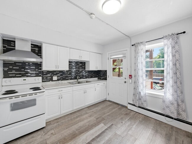Building Photo - 309 Strathearne Ave