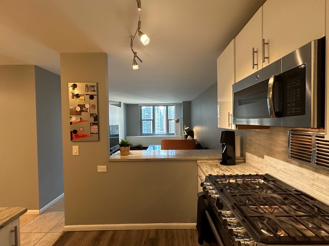 Building Photo - 400 E Randolph St