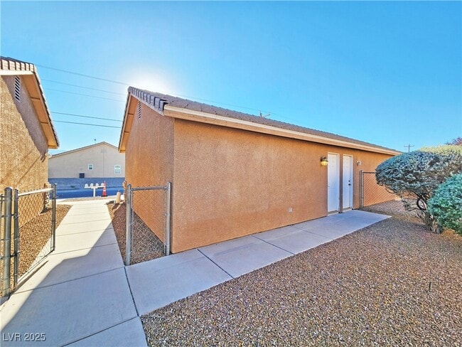 Building Photo - 1110 Red Butte St
