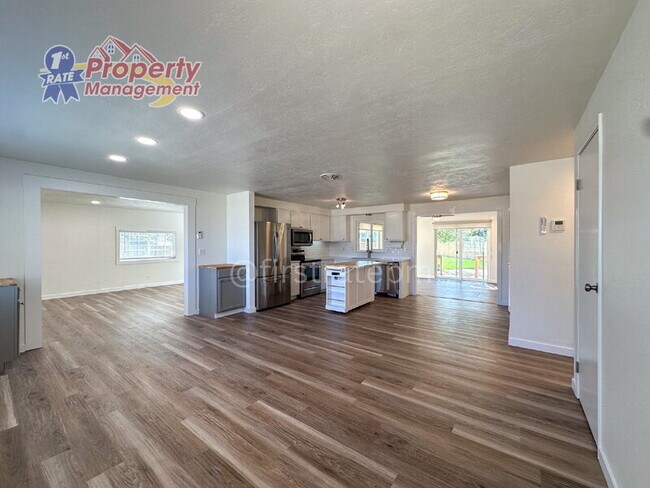 Foto del edificio - 7703 Mistyglen Ave