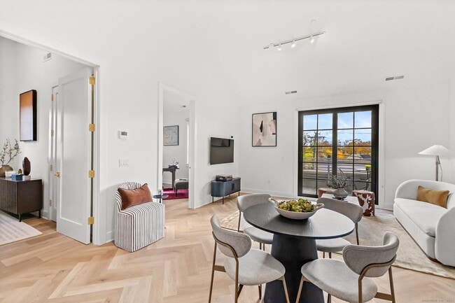 Foto del edificio - 100 E Putnam Ave