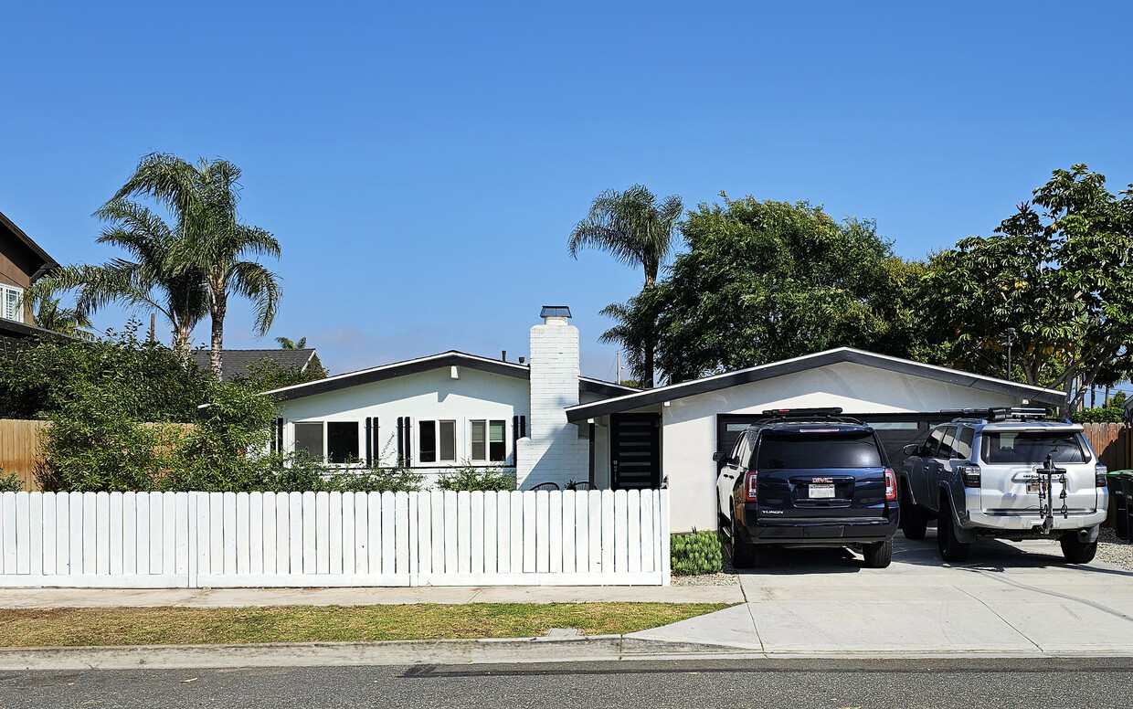 Primary Photo - 1650 Tustin Ave
